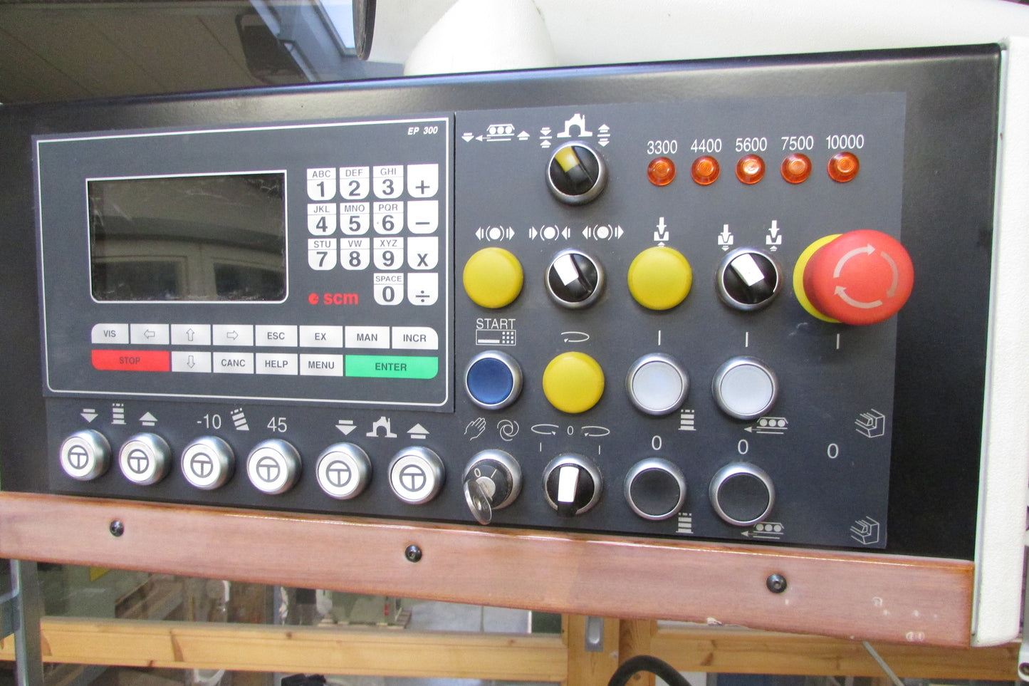 SCM T 150 Class mit seitlichem Schiebeschlitten